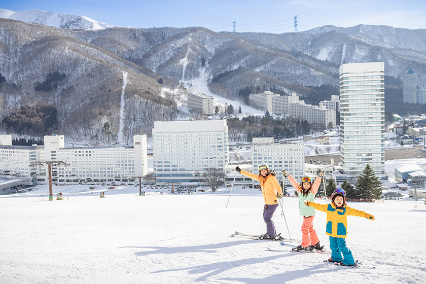 新潟県 苗場スキー場 または かぐらスキー場1日券