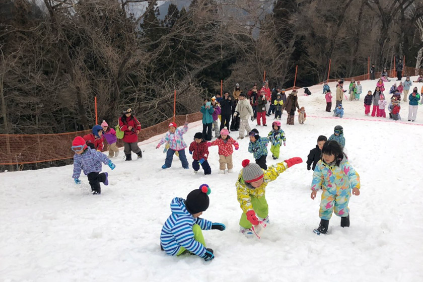 ソリ＆雪遊びができる 人気のキッズゲレンデは 全日入場無料