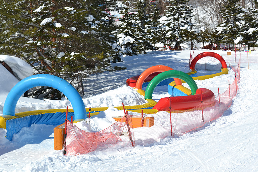 雪遊びグッズで楽しめる「ロックン広場」