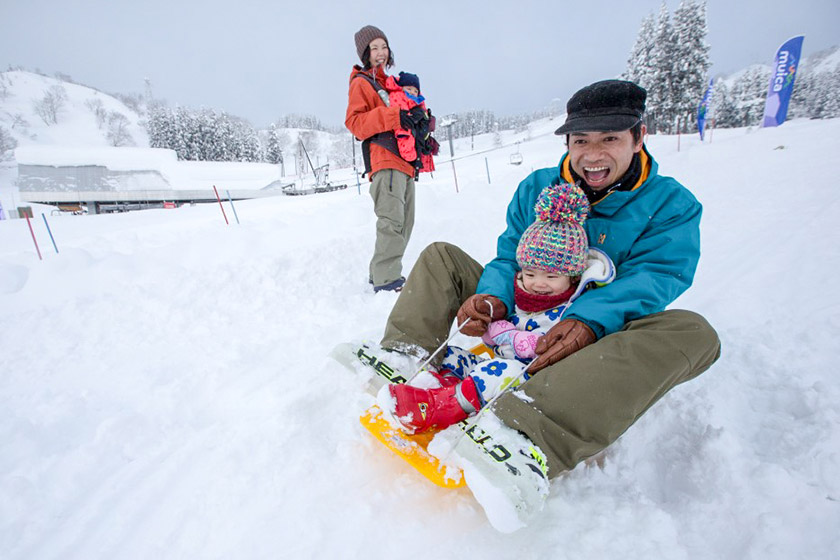 小さいお子様もスノーエスカレーターの設置で登りが楽々！雪あそびエリアもひろびろ！