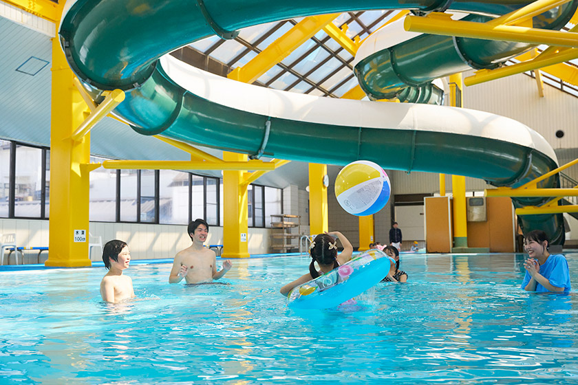 大興奮のウォータースライダー「室内温水プール」