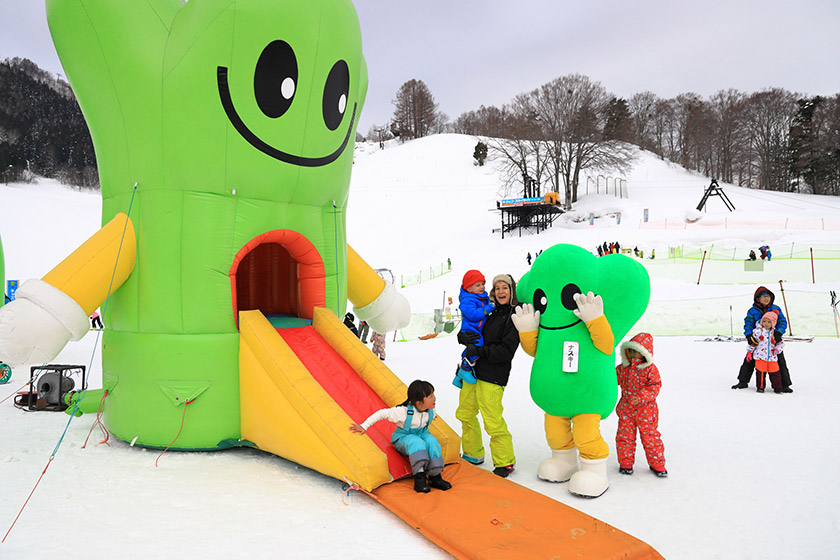 ふわふわアイテムやそりを満喫！「日影キッズパーク」