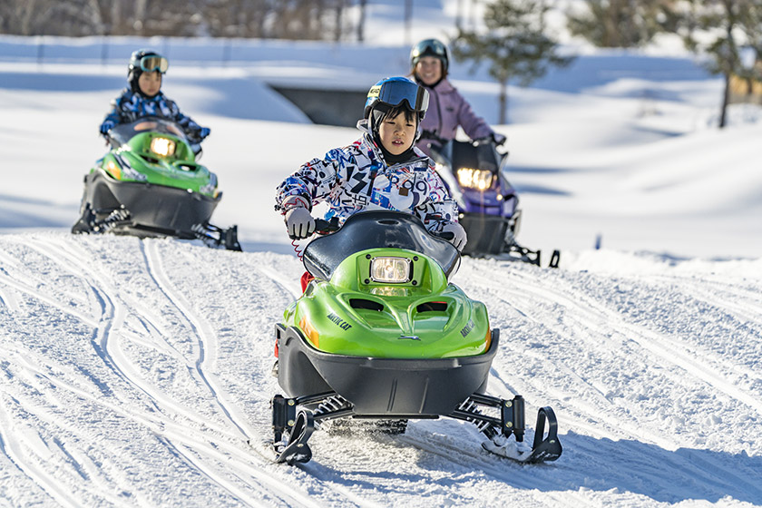 小学生以上なら乗車OK！「スノーモービル体験」