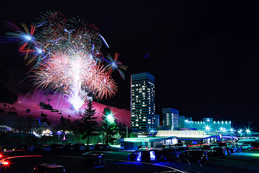 雪に反射して幻想的！「ゲレンデ打ち上げ花火」