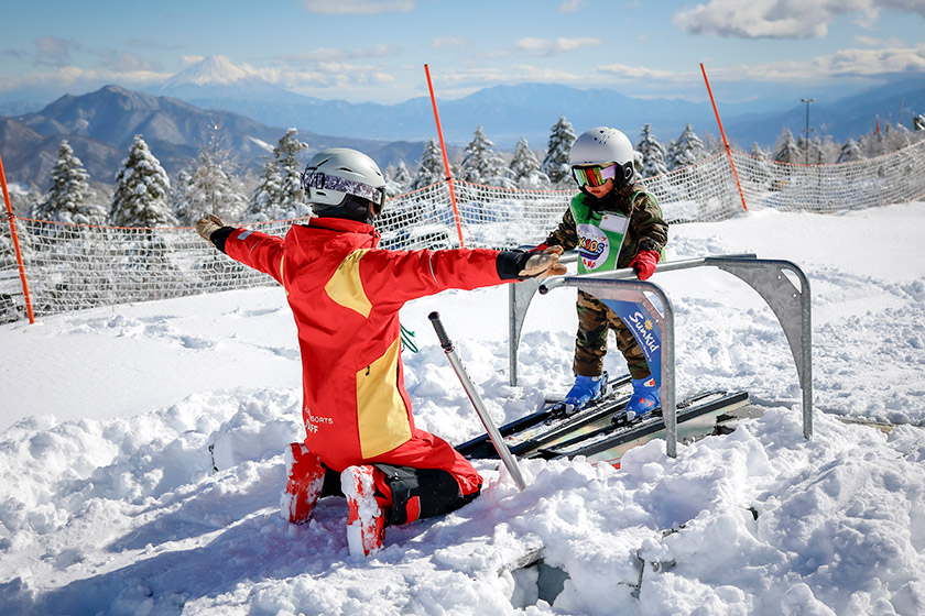 専用パークでの安心レッスン「スキッズキャンプ」
